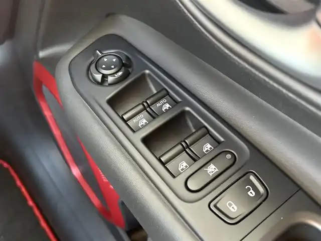 クライスラー・ジープ ジープ レネゲード 石川県 2018(平30)年 6.3万km 白 ワンオーナー/4WD/純正メモリナビ/　Bluetooth・AM/FM・USB・AUX/バックカメラ/ビルトインETC/前後ドライブレコーダー/クルーズコントロール/ブラインドスポットモニター/ルーフレール/純正アルミホイール/アンチロック・ブレーキ・システム/横滑り防止装置/コーナーセンサー/レーンキープアシスト/盗難防止装置/ダウンヒルアシストコントロール/パーキングアシスト/エアバッグ（W+サイド）/カーテンエアバッグ/スマートキー