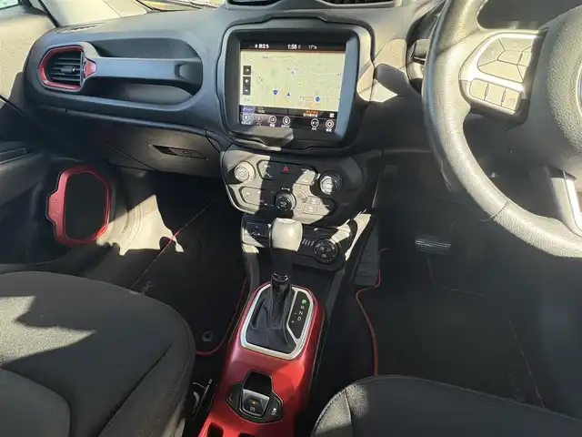 クライスラー・ジープ ジープ レネゲード 石川県 2018(平30)年 6.3万km 白 ワンオーナー/4WD/純正メモリナビ/　Bluetooth・AM/FM・USB・AUX/バックカメラ/ビルトインETC/前後ドライブレコーダー/クルーズコントロール/ブラインドスポットモニター/ルーフレール/純正アルミホイール/アンチロック・ブレーキ・システム/横滑り防止装置/コーナーセンサー/レーンキープアシスト/盗難防止装置/ダウンヒルアシストコントロール/パーキングアシスト/エアバッグ（W+サイド）/カーテンエアバッグ/スマートキー