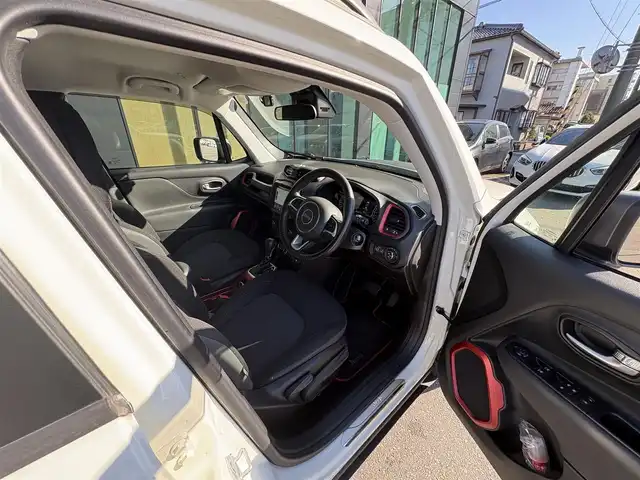 クライスラー・ジープ ジープ レネゲード 石川県 2018(平30)年 6.3万km 白 ワンオーナー/4WD/純正メモリナビ/　Bluetooth・AM/FM・USB・AUX/バックカメラ/ビルトインETC/前後ドライブレコーダー/クルーズコントロール/ブラインドスポットモニター/ルーフレール/純正アルミホイール/アンチロック・ブレーキ・システム/横滑り防止装置/コーナーセンサー/レーンキープアシスト/盗難防止装置/ダウンヒルアシストコントロール/パーキングアシスト/エアバッグ（W+サイド）/カーテンエアバッグ/スマートキー