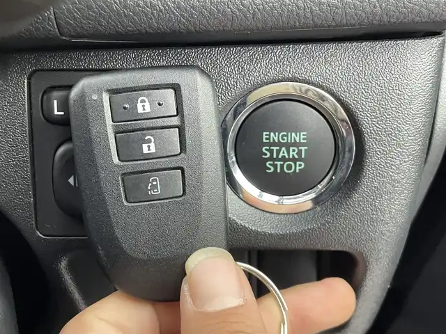 トヨタ ハイエース GL 群馬県 2023(令5)年 1.2万km ブラックマイカ パノラミックビューモニター/デジタルインナーミラー/純正フリップダウンモニター/＝＝＝＝＝/純正7インチナビ/・AM/FM/CD/DVD/SD/Bluetooth/フルセグTV/＝＝＝＝＝/デジタルインナーミラー　パノラミックビューモニター　純正フリップダウンモニター　純正７型ナビ　前後ドライブレコーダー　電動スライドドア　プッシュスタート　スマートキー　ＡＣ１００Ｖ電源　ＥＴＣ　禁煙車