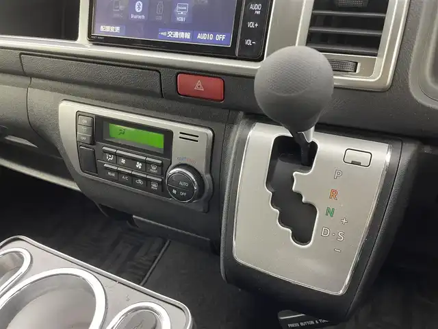 トヨタ ハイエース GL 群馬県 2023(令5)年 1.2万km ブラックマイカ パノラミックビューモニター/デジタルインナーミラー/純正フリップダウンモニター/＝＝＝＝＝/純正7インチナビ/・AM/FM/CD/DVD/SD/Bluetooth/フルセグTV/＝＝＝＝＝/デジタルインナーミラー　パノラミックビューモニター　純正フリップダウンモニター　純正７型ナビ　前後ドライブレコーダー　電動スライドドア　プッシュスタート　スマートキー　ＡＣ１００Ｖ電源　ＥＴＣ　禁煙車