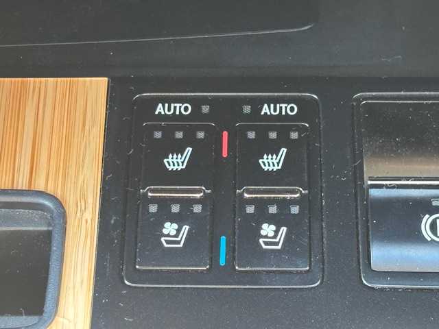 レクサス ＲＸ 450h バージョンL 宮城県 2021(令3)年 4.7万km グラファイトブラックガラスフレーク 登録時走行距離46628km/純正ナビ/TV・CD・DVD・AM・FM・Bluetooth/ETC2.0/エマージェンシーブレーキ/横滑り防止装置/コーナーセンサー（前後）/ハンドルヒーター/シートヒーター（全席）/エアシート（前席）/パワーシート（全席）/アラウンドビューモニター/純正LEDヘッドライト/クルーズコントロール（追従有）/純正フロアマット/純正アルミホイール