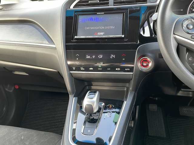 ホンダ シャトル ハイブリッド ホンダセンシング 青森県 2018(平30)年 11.1万km プラチナホワイトパール 4WD/社外メモリナビ/Bluetooth・SD・USB/バックカメラ/ホンダセンシング/衝突軽減ブレーキ/追従クルーズコントロール/路外逸脱抑制機能/誤発進抑制機能/ワイパーデアイサー/ビルトインETC/LEDヘッドライト/フォグランプ/スマートキー/プッシュスタート