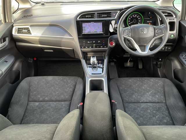 ホンダ シャトル ハイブリッド ホンダセンシング 青森県 2018(平30)年 11.1万km プラチナホワイトパール 4WD/社外メモリナビ/Bluetooth・SD・USB/バックカメラ/ホンダセンシング/衝突軽減ブレーキ/追従クルーズコントロール/路外逸脱抑制機能/誤発進抑制機能/ワイパーデアイサー/ビルトインETC/LEDヘッドライト/フォグランプ/スマートキー/プッシュスタート