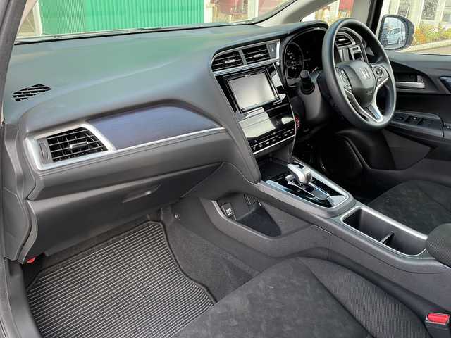 ホンダ シャトル ハイブリッド ホンダセンシング 青森県 2018(平30)年 11.1万km プラチナホワイトパール 4WD/社外メモリナビ/Bluetooth・SD・USB/バックカメラ/ホンダセンシング/衝突軽減ブレーキ/追従クルーズコントロール/路外逸脱抑制機能/誤発進抑制機能/ワイパーデアイサー/ビルトインETC/LEDヘッドライト/フォグランプ/スマートキー/プッシュスタート