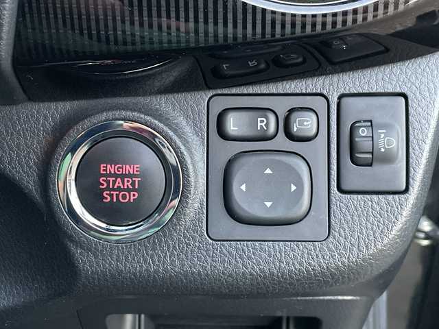 トヨタ ヴィッツ F セーフティエディション 新潟県 2018(平30)年 1.9万km ブラックマイカ 4WD/CD/USB/AUX/衝突被害軽減ブレーキ/レーンキープアシスト/コーナーセンサー/スマートキー/プッシュスタート/オートハイビーム/社外14インチアルミホイール