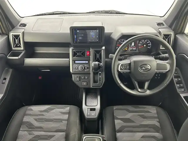 ダイハツ タフト G クロムベンチャー 熊本県 2022(令4)年 0.8万km サンドベージュメタリック ルーフレール/ディスプレイオーディオ/型式：PH-6500DVD/【AM/FM/CD/DVD/Bluetooth】/・バックカメラ/パノラマルーフ/衝突軽減ブレーキ/・車線逸脱警報機能/・標識認識/・ふらつき警報/・車線逸脱抑制機能/・先行車発信お知らせ機能/ドライブレコーダー/ETC/オートライト/・オートハイビーム/・LEDヘッドライド/・LEDフォグランプ/電子式サイドブレーキ/・ブレーキオートホールド機能/プッシュスタート/・スマートキー/・スペアキー/コーナーセンサー/ステアリングスイッチ/アイドリングストップ/取扱説明書/新車時保証書