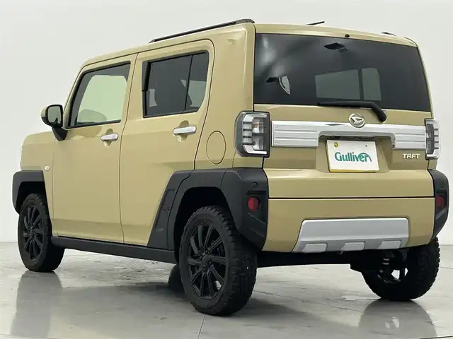 ダイハツ タフト G クロムベンチャー 熊本県 2022(令4)年 0.8万km サンドベージュメタリック ルーフレール/ディスプレイオーディオ/型式：PH-6500DVD/【AM/FM/CD/DVD/Bluetooth】/・バックカメラ/パノラマルーフ/衝突軽減ブレーキ/・車線逸脱警報機能/・標識認識/・ふらつき警報/・車線逸脱抑制機能/・先行車発信お知らせ機能/ドライブレコーダー/ETC/オートライト/・オートハイビーム/・LEDヘッドライド/・LEDフォグランプ/電子式サイドブレーキ/・ブレーキオートホールド機能/プッシュスタート/・スマートキー/・スペアキー/コーナーセンサー/ステアリングスイッチ/アイドリングストップ/取扱説明書/新車時保証書