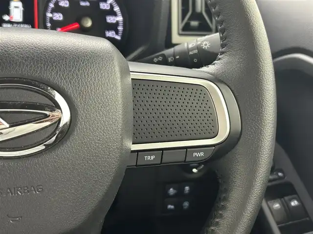 ダイハツ タフト G クロムベンチャー 熊本県 2022(令4)年 0.8万km サンドベージュメタリック ルーフレール/ディスプレイオーディオ/型式：PH-6500DVD/【AM/FM/CD/DVD/Bluetooth】/・バックカメラ/パノラマルーフ/衝突軽減ブレーキ/・車線逸脱警報機能/・標識認識/・ふらつき警報/・車線逸脱抑制機能/・先行車発信お知らせ機能/ドライブレコーダー/ETC/オートライト/・オートハイビーム/・LEDヘッドライド/・LEDフォグランプ/電子式サイドブレーキ/・ブレーキオートホールド機能/プッシュスタート/・スマートキー/・スペアキー/コーナーセンサー/ステアリングスイッチ/アイドリングストップ/取扱説明書/新車時保証書