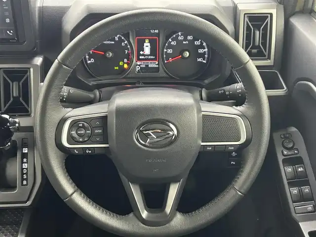 ダイハツ タフト G クロムベンチャー 熊本県 2022(令4)年 0.8万km サンドベージュメタリック ルーフレール/ディスプレイオーディオ/型式：PH-6500DVD/【AM/FM/CD/DVD/Bluetooth】/・バックカメラ/パノラマルーフ/衝突軽減ブレーキ/・車線逸脱警報機能/・標識認識/・ふらつき警報/・車線逸脱抑制機能/・先行車発信お知らせ機能/ドライブレコーダー/ETC/オートライト/・オートハイビーム/・LEDヘッドライド/・LEDフォグランプ/電子式サイドブレーキ/・ブレーキオートホールド機能/プッシュスタート/・スマートキー/・スペアキー/コーナーセンサー/ステアリングスイッチ/アイドリングストップ/取扱説明書/新車時保証書