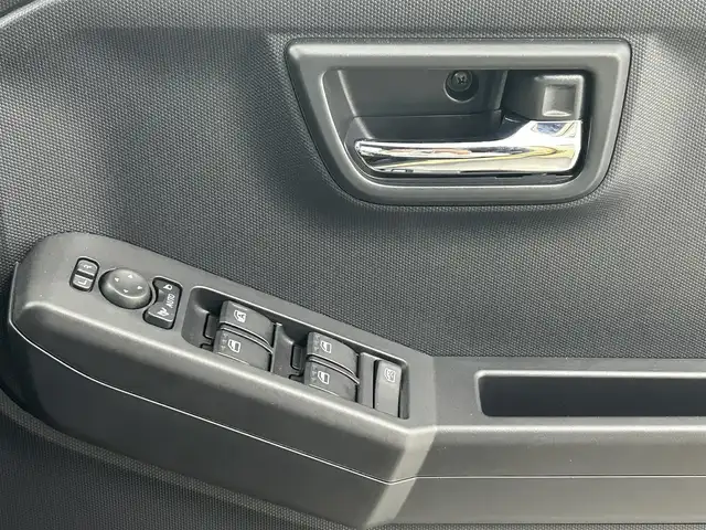 ダイハツ タフト G クロムベンチャー 熊本県 2022(令4)年 0.8万km サンドベージュメタリック ルーフレール/ディスプレイオーディオ/型式：PH-6500DVD/【AM/FM/CD/DVD/Bluetooth】/・バックカメラ/パノラマルーフ/衝突軽減ブレーキ/・車線逸脱警報機能/・標識認識/・ふらつき警報/・車線逸脱抑制機能/・先行車発信お知らせ機能/ドライブレコーダー/ETC/オートライト/・オートハイビーム/・LEDヘッドライド/・LEDフォグランプ/電子式サイドブレーキ/・ブレーキオートホールド機能/プッシュスタート/・スマートキー/・スペアキー/コーナーセンサー/ステアリングスイッチ/アイドリングストップ/取扱説明書/新車時保証書