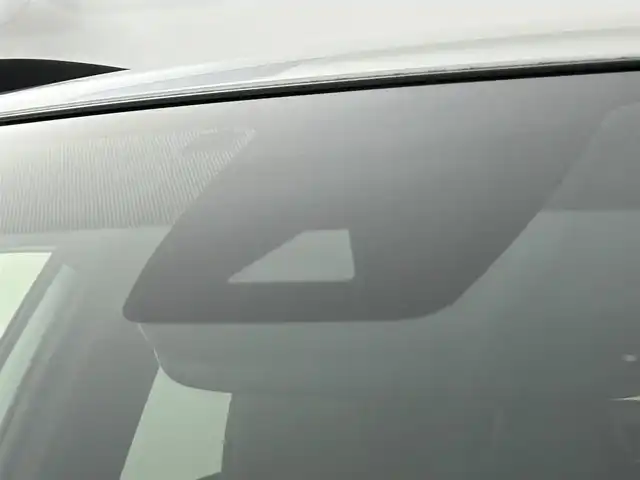 トヨタ カローラ クロス ハイブリッド Z 道央・札幌 2021(令3)年 4.2万km プラチナホワイトパールマイカ ・ワンオーナー/・４WD/・純正８型ディスプレイオーディオ/・BT/USB/AppleCarplay/フルセグTV/・パノラミックビューモニター/・ビルトインETC/・ドライブレコーダー前後（DC-DR652）/・トヨタセーフティセンス/・プリクラッシュセーフティ/・レーダークルーズコントロール/・レーントレーシングアシスト/・ロードサインアシスト/・ドライバー異常時対応システム/・プロアクティブドライビングシステム/・パーキングサポートブレーキ/・オートブレーキホールド/・クリアランスソナー/・ブライドスポットモニター/・横滑り防止装置/・アイドリングストップ/・オートマチックハイビーム/・オートライト/・ヘッドランプレベライザー/・LEDヘッドライト/・LEDフォグランプ/・ハーフレザーシート/・D＋N席シートヒーター/・純正１８インチAW/・純正フロアマット/・プッシュスタート/・スマートキー/・取扱説明書/・保証書