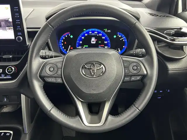トヨタ カローラ クロス ハイブリッド Z 道央・札幌 2021(令3)年 4.2万km プラチナホワイトパールマイカ ・ワンオーナー/・４WD/・純正８型ディスプレイオーディオ/・BT/USB/AppleCarplay/フルセグTV/・パノラミックビューモニター/・ビルトインETC/・ドライブレコーダー前後（DC-DR652）/・トヨタセーフティセンス/・プリクラッシュセーフティ/・レーダークルーズコントロール/・レーントレーシングアシスト/・ロードサインアシスト/・ドライバー異常時対応システム/・プロアクティブドライビングシステム/・パーキングサポートブレーキ/・オートブレーキホールド/・クリアランスソナー/・ブライドスポットモニター/・横滑り防止装置/・アイドリングストップ/・オートマチックハイビーム/・オートライト/・ヘッドランプレベライザー/・LEDヘッドライト/・LEDフォグランプ/・ハーフレザーシート/・D＋N席シートヒーター/・純正１８インチAW/・純正フロアマット/・プッシュスタート/・スマートキー/・取扱説明書/・保証書