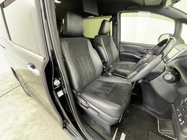 トヨタ エスクァイア Gi プレミアムパッケージ ブラックテーラード 群馬県 2020(令2)年 3.6万km ブラック フリップダウンモニター　純正９インチナビ　バックカメラ　両側パワースライドドア　クルーズコントロール　ＬＥＤライト　ＡＨＢ　シートヒーター　純正１５インチＡＷ　ステアリングリモコン　ＥＴＣ２．０