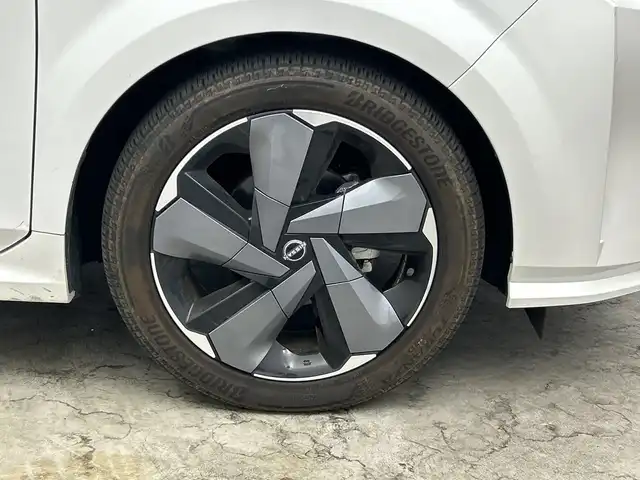 日産 オーラ G 三重県 2022(令4)年 1.7万km ピュアホワイトパール /純正ナビ//アラウンドビューモニター//フルセグ//ビルトインETC//デジタルインナーミラー//ハーフレザーシート//衝突軽減システム//レーンキープアシスト//ブラインドスポットモニター//コーナーセンサー//スマートキー