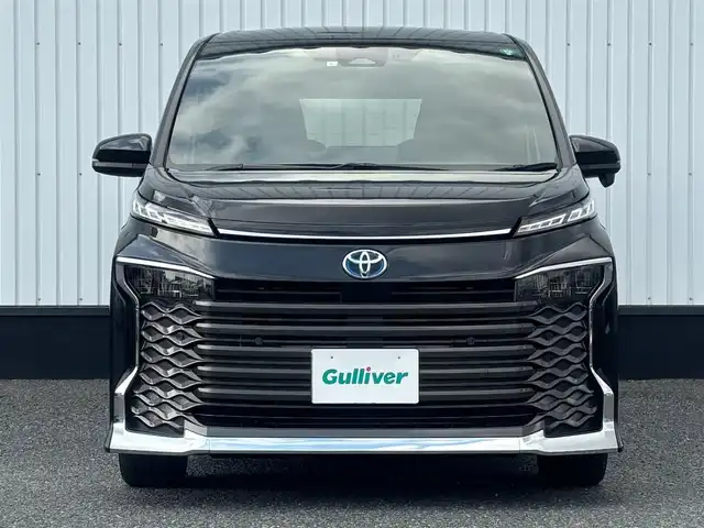 トヨタ ヴォクシー ハイブリッド S－Z 千葉県 2023(令5)年 1.7万km グリッターブラックガラスフレーク 純正メーカーOP10.5インチディスプレイオーディオ/ナビキットあり/(フルセグTV/CD/DVD/BT/FM/AM)/純正14インチフリップダウンモニター/快適利便パッケージHigh/電動リアゲート/二列目シートヒーター/バックカメラ/衝突被害軽減システム/車線逸脱警報/クルーズコントロール/ハーフレザーシート/両側パワースライドドア/横滑り防止装置/ビルトインETC2.0/ドライブレコーダー/アイドリングストップ/LEDヘッドライト/フォグランプ/オートライト/ウィンカーミラー/電動格納ミラー/純正17インチAW/シートヒーター/エアシート/シートリフター/ステアリングヒーター/プッシュスタート/スマートキー/スペアキー/フロアマット/取扱説明書/保証書