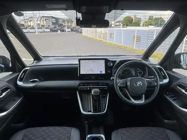 トヨタ ヴォクシー ハイブリッド S－Z 千葉県 2023(令5)年 1.7万km グリッターブラックガラスフレーク 純正メーカーOP10.5インチディスプレイオーディオ/ナビキットあり/(フルセグTV/CD/DVD/BT/FM/AM)/純正14インチフリップダウンモニター/快適利便パッケージHigh/電動リアゲート/二列目シートヒーター/バックカメラ/衝突被害軽減システム/車線逸脱警報/クルーズコントロール/ハーフレザーシート/両側パワースライドドア/横滑り防止装置/ビルトインETC2.0/ドライブレコーダー/アイドリングストップ/LEDヘッドライト/フォグランプ/オートライト/ウィンカーミラー/電動格納ミラー/純正17インチAW/シートヒーター/エアシート/シートリフター/ステアリングヒーター/プッシュスタート/スマートキー/スペアキー/フロアマット/取扱説明書/保証書