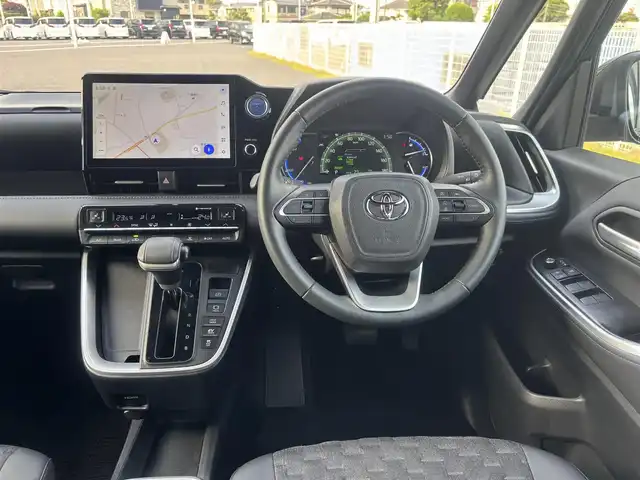 トヨタ ヴォクシー ハイブリッド S－Z 千葉県 2023(令5)年 1.7万km グリッターブラックガラスフレーク 純正メーカーOP10.5インチディスプレイオーディオ/ナビキットあり/(フルセグTV/CD/DVD/BT/FM/AM)/純正14インチフリップダウンモニター/快適利便パッケージHigh/電動リアゲート/二列目シートヒーター/バックカメラ/衝突被害軽減システム/車線逸脱警報/クルーズコントロール/ハーフレザーシート/両側パワースライドドア/横滑り防止装置/ビルトインETC2.0/ドライブレコーダー/アイドリングストップ/LEDヘッドライト/フォグランプ/オートライト/ウィンカーミラー/電動格納ミラー/純正17インチAW/シートヒーター/エアシート/シートリフター/ステアリングヒーター/プッシュスタート/スマートキー/スペアキー/フロアマット/取扱説明書/保証書