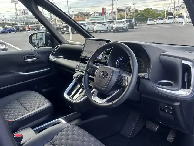 トヨタ ヴォクシー ハイブリッド S－Z 千葉県 2023(令5)年 1.7万km グリッターブラックガラスフレーク 純正メーカーOP10.5インチディスプレイオーディオ/ナビキットあり/(フルセグTV/CD/DVD/BT/FM/AM)/純正14インチフリップダウンモニター/快適利便パッケージHigh/電動リアゲート/二列目シートヒーター/バックカメラ/衝突被害軽減システム/車線逸脱警報/クルーズコントロール/ハーフレザーシート/両側パワースライドドア/横滑り防止装置/ビルトインETC2.0/ドライブレコーダー/アイドリングストップ/LEDヘッドライト/フォグランプ/オートライト/ウィンカーミラー/電動格納ミラー/純正17インチAW/シートヒーター/エアシート/シートリフター/ステアリングヒーター/プッシュスタート/スマートキー/スペアキー/フロアマット/取扱説明書/保証書