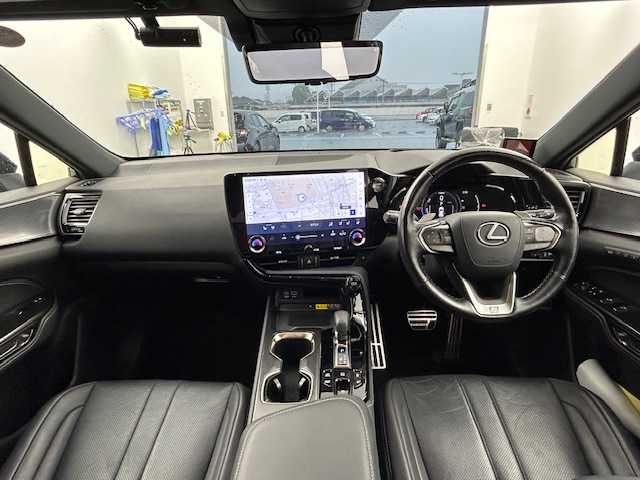 レクサス ＮＸ 450h+ Fスポーツ 愛知県 2023(令5)年 4.4万km グラファイトブラックガラスフレーク メーカー14型ディスプレイナビ/（FM/AM/フルセグTV/BT)/全方位バックカメラ/レザーシート/前席シートベントレーション/全席シートヒーター/前席パワーシート/ステアリングヒーター/置くだけ充電/デジタルインナーミラー/電動リアゲート/レクサスセーフティシステム＋/・プリクラッシュセーフティ/・レーダークルーズコントロール/・ヘッドアップディスプレイ/・レーントレーシングアシスト/・アダクティブハイビームシステム/・ロードサイン/・発進遅れ告知機能/・フロントクロストラフィックアラート/・クリアランスソナー/純正LEDヘッドライト/純正20インチAW