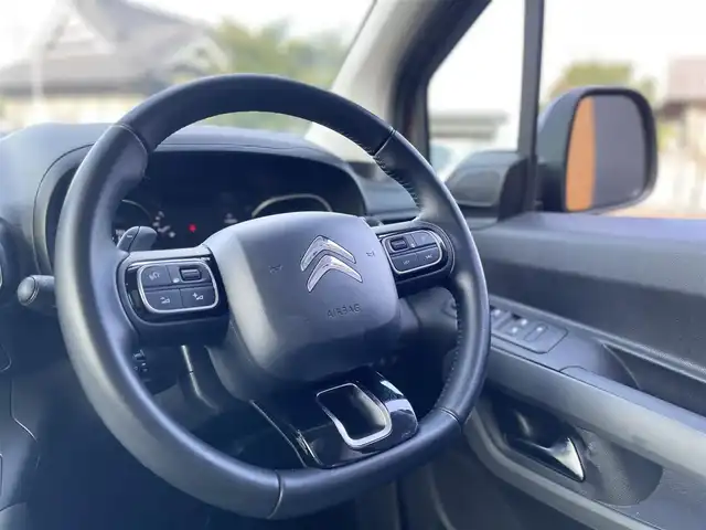 シトロエン ベルランゴ シャイン 栃木県 2021(令3)年 2万km 茶 AppleCarPlay/ナビ/フルセグTV/サイド・バックカメラ/ETC/パドルシフト/ACC/アクティブセーフブレーキ/ブラインドスポット /両側スライドドア/パノラミックガラスルーフ/ドライブレコーダー