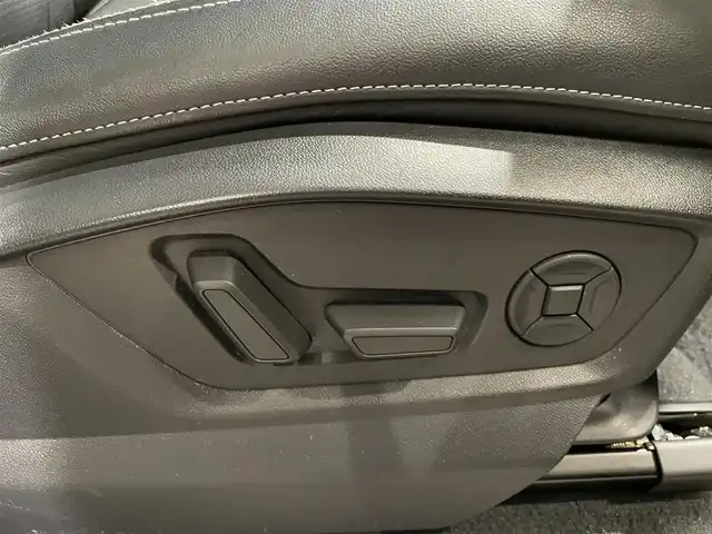アウディ Ｑ８ 55TFSIクワトロ デビューPKG Sライン 愛知県 2019(令1)年 5.1万km ディープブラックパールエフェクト ＢＡＮＧ＆ＯＬＵＦＳＥＮサウンド　/バーチャルコクピット　/マトリクスＬＥＤ　/純正ナビ　/サラウンドビューモニター　/フルセグＴＶ　/Bluetooth/AppleCarPlay/AndroidAuto/ハーフレザー　/シートヒーター　/Ａｕｄｉプレセンス　/サイドアシスト　/アダプティブドライブアシスト/ブラインドスポットモニター/パワーバックドア/プッシュスタート/アイドリングストップ/ウィンカーミラー