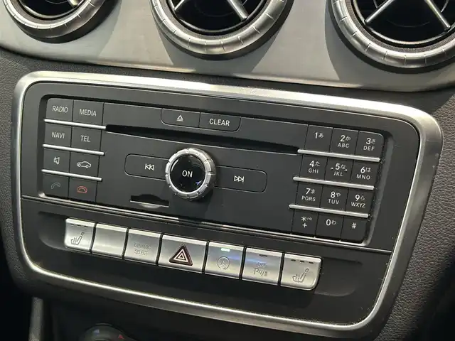 メルセデス・ベンツ ＣＬＡ１８０ AMG スタイル 福岡県 2017(平29)年 3.2万km カルサイトホワイト 純正ナビ　/バックカメラ　/フルセグ　/サンルーフ　/ＡＣＣ　/ＢＳＭ　/レーンキープ　/ハーフレザーシート　/パワーシート　/シートヒーター　/アンビエントライト　/ＬＥＤライト　/スマートキー　/フットトランクオープン