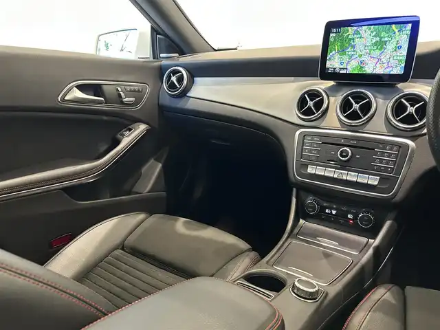 メルセデス・ベンツ ＣＬＡ１８０ AMG スタイル 福岡県 2017(平29)年 3.2万km カルサイトホワイト 純正ナビ　/バックカメラ　/フルセグ　/サンルーフ　/ＡＣＣ　/ＢＳＭ　/レーンキープ　/ハーフレザーシート　/パワーシート　/シートヒーター　/アンビエントライト　/ＬＥＤライト　/スマートキー　/フットトランクオープン