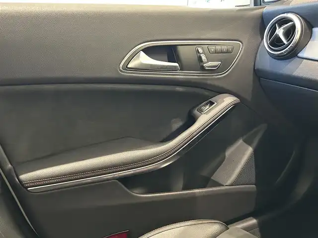 メルセデス・ベンツ ＣＬＡ１８０ AMG スタイル 福岡県 2017(平29)年 3.2万km カルサイトホワイト 純正ナビ　/バックカメラ　/フルセグ　/サンルーフ　/ＡＣＣ　/ＢＳＭ　/レーンキープ　/ハーフレザーシート　/パワーシート　/シートヒーター　/アンビエントライト　/ＬＥＤライト　/スマートキー　/フットトランクオープン
