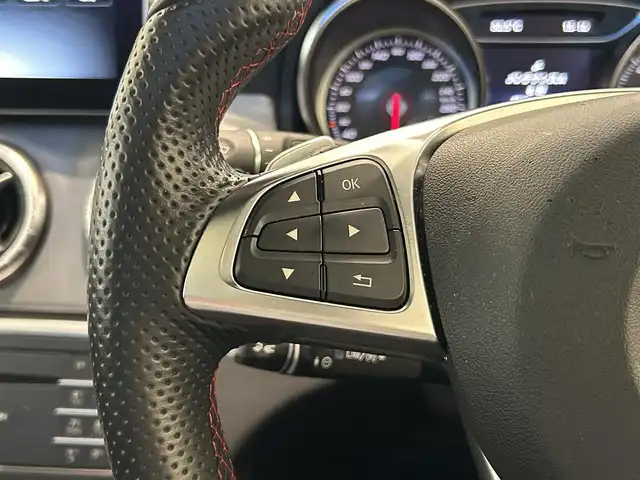 メルセデス・ベンツ ＣＬＡ１８０ AMG スタイル 福岡県 2017(平29)年 3.2万km カルサイトホワイト 純正ナビ　/バックカメラ　/フルセグ　/サンルーフ　/ＡＣＣ　/ＢＳＭ　/レーンキープ　/ハーフレザーシート　/パワーシート　/シートヒーター　/アンビエントライト　/ＬＥＤライト　/スマートキー　/フットトランクオープン