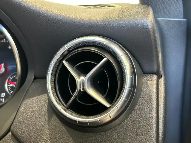 メルセデス・ベンツ ＣＬＡ１８０ AMG スタイル 福岡県 2017(平29)年 3.2万km カルサイトホワイト 純正ナビ　/バックカメラ　/フルセグ　/サンルーフ　/ＡＣＣ　/ＢＳＭ　/レーンキープ　/ハーフレザーシート　/パワーシート　/シートヒーター　/アンビエントライト　/ＬＥＤライト　/スマートキー　/フットトランクオープン