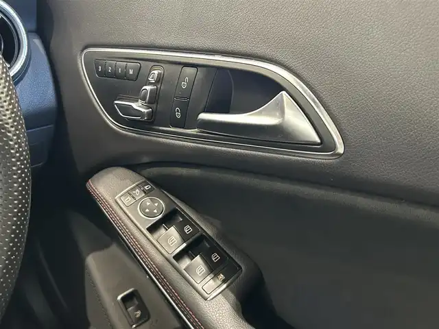 メルセデス・ベンツ ＣＬＡ１８０ AMG スタイル 福岡県 2017(平29)年 3.2万km カルサイトホワイト 純正ナビ　/バックカメラ　/フルセグ　/サンルーフ　/ＡＣＣ　/ＢＳＭ　/レーンキープ　/ハーフレザーシート　/パワーシート　/シートヒーター　/アンビエントライト　/ＬＥＤライト　/スマートキー　/フットトランクオープン
