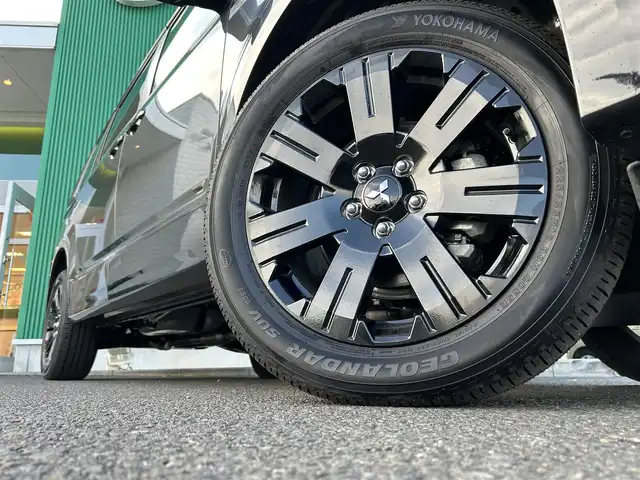 三菱 デリカＤ：５ シャモニー 宮城県 2025(令7)年 0.1千km グラファイトグレーメタリック/ブラックマイカ CHAMONIX (7人)　/ナビ取付パッケージ＋後席用モニター取付パッケージ/電動サイドステップレス/＝＝＝/e-Assist/・衝突被害軽減ブレーキシステム/・車線逸脱警報システム/・レーダークルーズコントロール/・オートマチックハイビーム/・誤発進抑制機能（前進時）/・後側方車両検知警報システム/・後退時車両検知警報システム/アルパイン11インチナビ（EX11NX）/・CD/DVD/・Bluetooth/・フルセグTV/マルチアラウンドモニター（自動暴言ルームミラー）/ワンタッチ開閉機能付パワースライドドア（両側）/パワーバックドア/ハーフレザーシート/運転席パワーシート/シートヒーター/ステアリングヒーター/革巻きステアリング/ステアリングスイッチ/パドルシフト/電動パーキングブレーキ/ブレーキホールド/LEDヘッドランプ/フォグランプ/オートライト/スマートキー＆プッシュスタート/スペアキー1本/電動格納ミラー/純正18インチアルミホイール/W/サイド/カーテンエアバッグ