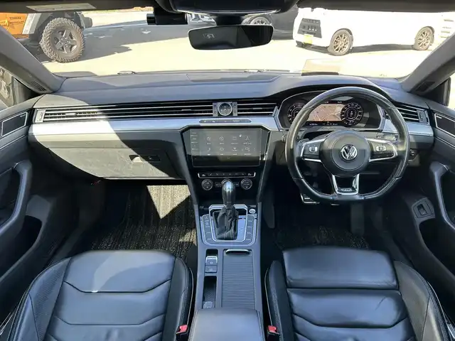 フォルクスワーゲン アルテオン 福岡県 2019(令1)年 10.7万km シルバー サンルーフ/純正ディーラーナビ（TV/BT/DVD/AM/FM/Apple CarPlay)/ヘッドアップディスプレイ/パーキングアシスト/100V充電/パワーシート(前席）/クルーズコントロール/バックカメラ/全方位カメラ/電動リアゲート/ビルトインETC2.0/コーナーセンサー(前後）/パドルシフト/シートヒーター（全席）/ウインカーミラー/アイドリングストップ/USB入力端子/オートエアコン/純正アルミホイール/純正フロアマット/LEDヘッドライト/オートライト/横滑り防止装置/盗難防止装置/カーテンエアバック/スペアキー×1本/取扱説明書/保証書