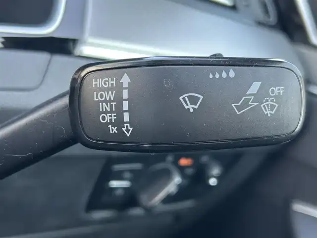 フォルクスワーゲン アルテオン 福岡県 2019(令1)年 10.7万km シルバー サンルーフ/純正ディーラーナビ（TV/BT/DVD/AM/FM/Apple CarPlay)/ヘッドアップディスプレイ/パーキングアシスト/100V充電/パワーシート(前席）/クルーズコントロール/バックカメラ/全方位カメラ/電動リアゲート/ビルトインETC2.0/コーナーセンサー(前後）/パドルシフト/シートヒーター（全席）/ウインカーミラー/アイドリングストップ/USB入力端子/オートエアコン/純正アルミホイール/純正フロアマット/LEDヘッドライト/オートライト/横滑り防止装置/盗難防止装置/カーテンエアバック/スペアキー×1本/取扱説明書/保証書