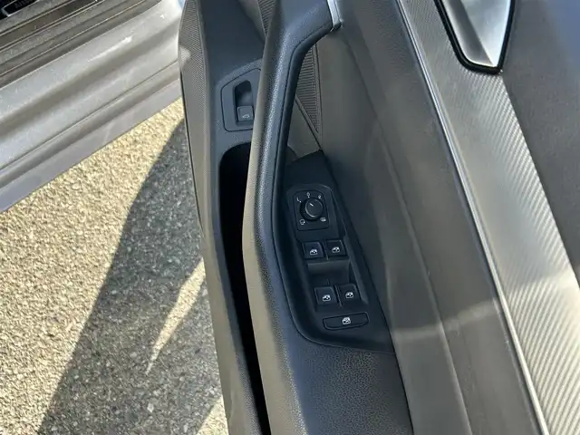 フォルクスワーゲン アルテオン 福岡県 2019(令1)年 10.7万km シルバー サンルーフ/純正ディーラーナビ（TV/BT/DVD/AM/FM/Apple CarPlay)/ヘッドアップディスプレイ/パーキングアシスト/100V充電/パワーシート(前席）/クルーズコントロール/バックカメラ/全方位カメラ/電動リアゲート/ビルトインETC2.0/コーナーセンサー(前後）/パドルシフト/シートヒーター（全席）/ウインカーミラー/アイドリングストップ/USB入力端子/オートエアコン/純正アルミホイール/純正フロアマット/LEDヘッドライト/オートライト/横滑り防止装置/盗難防止装置/カーテンエアバック/スペアキー×1本/取扱説明書/保証書