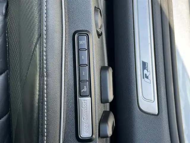 フォルクスワーゲン アルテオン 福岡県 2019(令1)年 10.7万km シルバー サンルーフ/純正ディーラーナビ（TV/BT/DVD/AM/FM/Apple CarPlay)/ヘッドアップディスプレイ/パーキングアシスト/100V充電/パワーシート(前席）/クルーズコントロール/バックカメラ/全方位カメラ/電動リアゲート/ビルトインETC2.0/コーナーセンサー(前後）/パドルシフト/シートヒーター（全席）/ウインカーミラー/アイドリングストップ/USB入力端子/オートエアコン/純正アルミホイール/純正フロアマット/LEDヘッドライト/オートライト/横滑り防止装置/盗難防止装置/カーテンエアバック/スペアキー×1本/取扱説明書/保証書