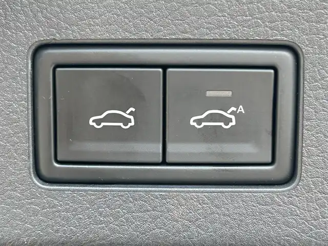 フォルクスワーゲン アルテオン 福岡県 2019(令1)年 10.7万km シルバー サンルーフ/純正ディーラーナビ（TV/BT/DVD/AM/FM/Apple CarPlay)/ヘッドアップディスプレイ/パーキングアシスト/100V充電/パワーシート(前席）/クルーズコントロール/バックカメラ/全方位カメラ/電動リアゲート/ビルトインETC2.0/コーナーセンサー(前後）/パドルシフト/シートヒーター（全席）/ウインカーミラー/アイドリングストップ/USB入力端子/オートエアコン/純正アルミホイール/純正フロアマット/LEDヘッドライト/オートライト/横滑り防止装置/盗難防止装置/カーテンエアバック/スペアキー×1本/取扱説明書/保証書