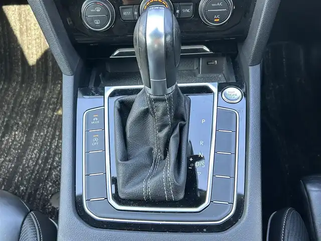 フォルクスワーゲン アルテオン 福岡県 2019(令1)年 10.7万km シルバー サンルーフ/純正ディーラーナビ（TV/BT/DVD/AM/FM/Apple CarPlay)/ヘッドアップディスプレイ/パーキングアシスト/100V充電/パワーシート(前席）/クルーズコントロール/バックカメラ/全方位カメラ/電動リアゲート/ビルトインETC2.0/コーナーセンサー(前後）/パドルシフト/シートヒーター（全席）/ウインカーミラー/アイドリングストップ/USB入力端子/オートエアコン/純正アルミホイール/純正フロアマット/LEDヘッドライト/オートライト/横滑り防止装置/盗難防止装置/カーテンエアバック/スペアキー×1本/取扱説明書/保証書