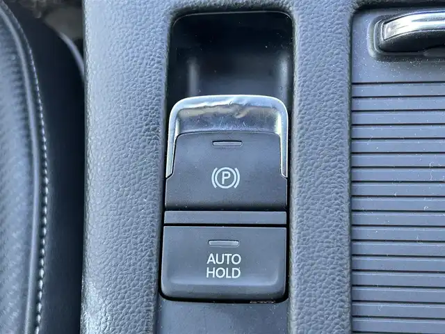 フォルクスワーゲン アルテオン 福岡県 2019(令1)年 10.7万km シルバー サンルーフ/純正ディーラーナビ（TV/BT/DVD/AM/FM/Apple CarPlay)/ヘッドアップディスプレイ/パーキングアシスト/100V充電/パワーシート(前席）/クルーズコントロール/バックカメラ/全方位カメラ/電動リアゲート/ビルトインETC2.0/コーナーセンサー(前後）/パドルシフト/シートヒーター（全席）/ウインカーミラー/アイドリングストップ/USB入力端子/オートエアコン/純正アルミホイール/純正フロアマット/LEDヘッドライト/オートライト/横滑り防止装置/盗難防止装置/カーテンエアバック/スペアキー×1本/取扱説明書/保証書