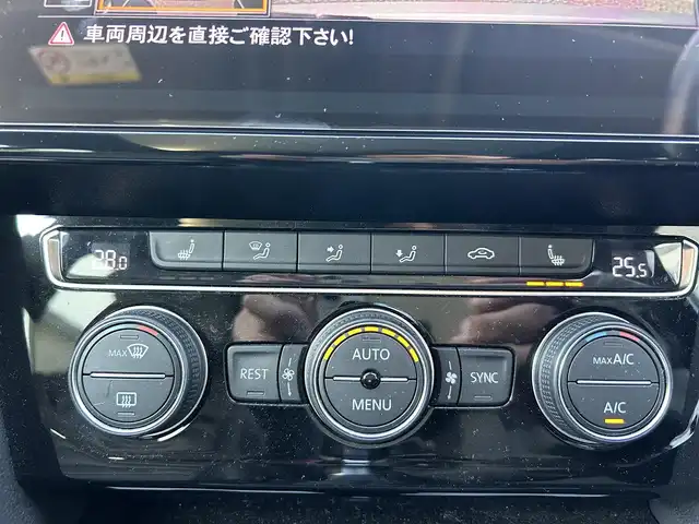 フォルクスワーゲン アルテオン 福岡県 2019(令1)年 10.7万km シルバー サンルーフ/純正ディーラーナビ（TV/BT/DVD/AM/FM/Apple CarPlay)/ヘッドアップディスプレイ/パーキングアシスト/100V充電/パワーシート(前席）/クルーズコントロール/バックカメラ/全方位カメラ/電動リアゲート/ビルトインETC2.0/コーナーセンサー(前後）/パドルシフト/シートヒーター（全席）/ウインカーミラー/アイドリングストップ/USB入力端子/オートエアコン/純正アルミホイール/純正フロアマット/LEDヘッドライト/オートライト/横滑り防止装置/盗難防止装置/カーテンエアバック/スペアキー×1本/取扱説明書/保証書