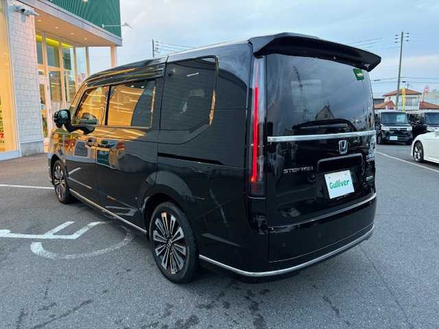 ホンダ ステップワゴン スパーダ eHEV プレミアムライン 大阪府 2022(令4)年 2.3万km クリスタルブラックパール 純正１５．６型フリップダウンモニター　/純正１１．４型ナビ　/全方位カメラ　/フルセグ/ブラインドスポットモニター/ホンダセンシング　/パワーバックドア　/両側パワースライドドア　/ドラレコ　/前席／後席シートヒーター　/ビルトインＥＴＣ　/オットマンチェア/スマートキー