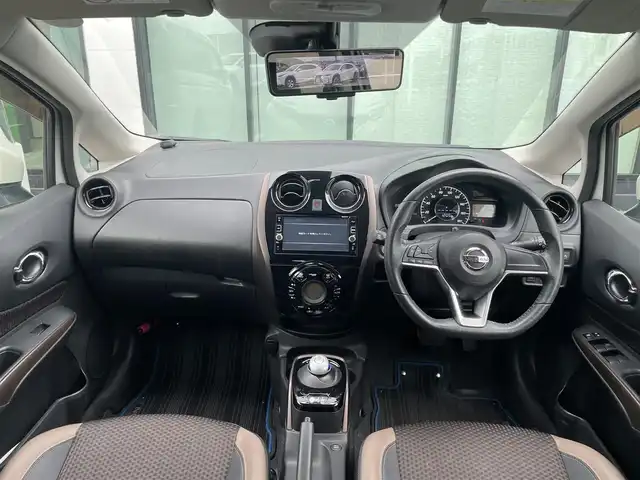 日産 ノート e－パワー メダリスト 香川県 2017(平29)年 7.3万km ブリリアントホワイトパール 純正7インチナビ(MM316D-W)/→AM.FM/フルセグTV/Bluetooth/CD.DVD/アラウンドビューモニター/ハーフレザーシート/LEDヘッドライト/デジタルインナーミラー/革巻きステアリング/ステアリングリモコン/エマージェンシーブレーキ/レーンキープアシスト/コーナーセンサー/純正フロアマット/純正ドアバイザー/純正アルミホイール15インチ/ウィンカーミラー/電格ミラー/ドライブレコーダー/ETC/スマートキー/プッシュスタート