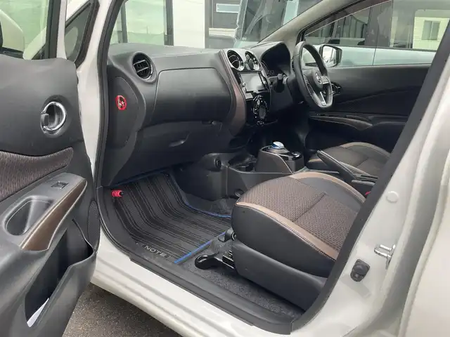 日産 ノート e－パワー メダリスト 香川県 2017(平29)年 7.3万km ブリリアントホワイトパール 純正7インチナビ(MM316D-W)/→AM.FM/フルセグTV/Bluetooth/CD.DVD/アラウンドビューモニター/ハーフレザーシート/LEDヘッドライト/デジタルインナーミラー/革巻きステアリング/ステアリングリモコン/エマージェンシーブレーキ/レーンキープアシスト/コーナーセンサー/純正フロアマット/純正ドアバイザー/純正アルミホイール15インチ/ウィンカーミラー/電格ミラー/ドライブレコーダー/ETC/スマートキー/プッシュスタート