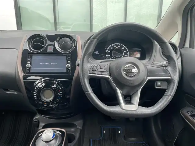 日産 ノート e－パワー メダリスト 香川県 2017(平29)年 7.3万km ブリリアントホワイトパール 純正7インチナビ(MM316D-W)/→AM.FM/フルセグTV/Bluetooth/CD.DVD/アラウンドビューモニター/ハーフレザーシート/LEDヘッドライト/デジタルインナーミラー/革巻きステアリング/ステアリングリモコン/エマージェンシーブレーキ/レーンキープアシスト/コーナーセンサー/純正フロアマット/純正ドアバイザー/純正アルミホイール15インチ/ウィンカーミラー/電格ミラー/ドライブレコーダー/ETC/スマートキー/プッシュスタート