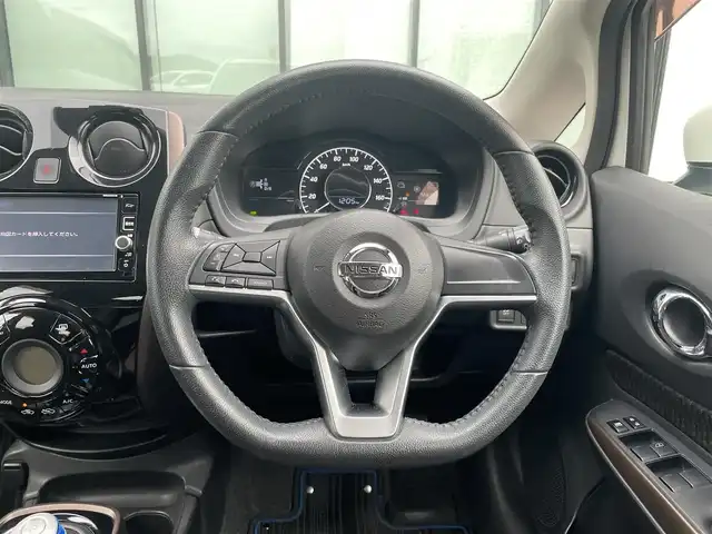 日産 ノート e－パワー メダリスト 香川県 2017(平29)年 7.3万km ブリリアントホワイトパール 純正7インチナビ(MM316D-W)/→AM.FM/フルセグTV/Bluetooth/CD.DVD/アラウンドビューモニター/ハーフレザーシート/LEDヘッドライト/デジタルインナーミラー/革巻きステアリング/ステアリングリモコン/エマージェンシーブレーキ/レーンキープアシスト/コーナーセンサー/純正フロアマット/純正ドアバイザー/純正アルミホイール15インチ/ウィンカーミラー/電格ミラー/ドライブレコーダー/ETC/スマートキー/プッシュスタート