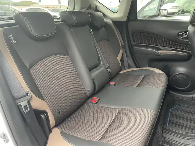 日産 ノート e－パワー メダリスト 香川県 2017(平29)年 7.3万km ブリリアントホワイトパール 純正7インチナビ(MM316D-W)/→AM.FM/フルセグTV/Bluetooth/CD.DVD/アラウンドビューモニター/ハーフレザーシート/LEDヘッドライト/デジタルインナーミラー/革巻きステアリング/ステアリングリモコン/エマージェンシーブレーキ/レーンキープアシスト/コーナーセンサー/純正フロアマット/純正ドアバイザー/純正アルミホイール15インチ/ウィンカーミラー/電格ミラー/ドライブレコーダー/ETC/スマートキー/プッシュスタート