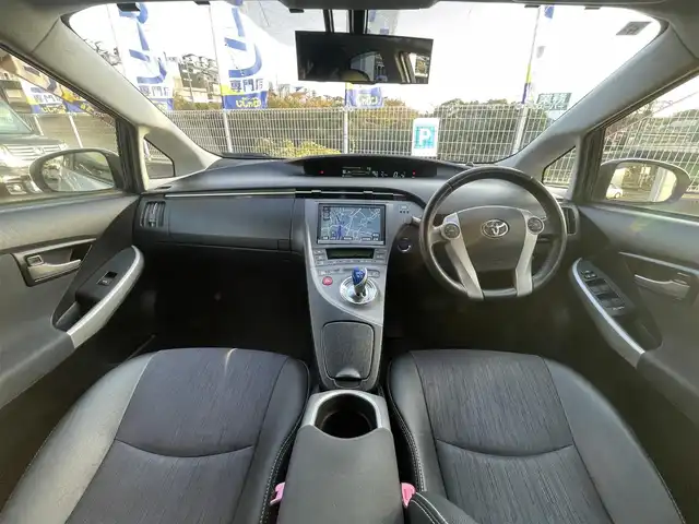 トヨタ プリウス G ツーリングセレクション 兵庫県 2013(平25)年 10.1万km ホワイトパールクリスタルシャイン (株)IDOMが運営する【じしゃロン神戸名谷店】の自社ローン専用車両になりますこちらは現金またはオートローンご利用時の価格です。自社ローンご希望の方は別途その旨お申付け下さい。/純正HDDナビ(FM/AM/CD/DVD/BT/フルセグ)/モデリスタエアロ/バックカメラ/パワーシート(D席)/ハーフレザーシート/LEDヘッドライト/フォグランプ/純正AW17インチ/電動格納ミラー/純正フロアマット/ETC/クルーズコントロール/トノカバー/プッシュスタート/スマートキー・スペアキー１本/ステアリングリモコン/ABS/取扱説明書・保証書