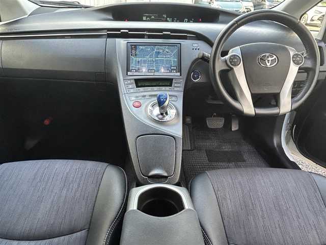 トヨタ プリウス G ツーリングセレクション 兵庫県 2013(平25)年 10.1万km ホワイトパールクリスタルシャイン (株)IDOMが運営する【じしゃロン神戸名谷店】の自社ローン専用車両になりますこちらは現金またはオートローンご利用時の価格です。自社ローンご希望の方は別途その旨お申付け下さい。/純正HDDナビ(FM/AM/CD/DVD/BT/フルセグ)/モデリスタエアロ/バックカメラ/パワーシート(D席)/ハーフレザーシート/LEDヘッドライト/フォグランプ/純正AW17インチ/電動格納ミラー/純正フロアマット/ETC/クルーズコントロール/トノカバー/プッシュスタート/スマートキー・スペアキー１本/ステアリングリモコン/ABS/取扱説明書・保証書