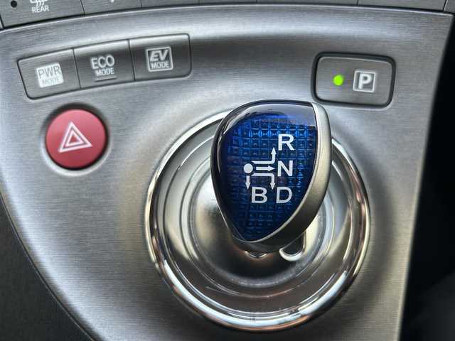 トヨタ プリウス G ツーリングセレクション 兵庫県 2013(平25)年 10.1万km ホワイトパールクリスタルシャイン (株)IDOMが運営する【じしゃロン神戸名谷店】の自社ローン専用車両になりますこちらは現金またはオートローンご利用時の価格です。自社ローンご希望の方は別途その旨お申付け下さい。/純正HDDナビ(FM/AM/CD/DVD/BT/フルセグ)/モデリスタエアロ/バックカメラ/パワーシート(D席)/ハーフレザーシート/LEDヘッドライト/フォグランプ/純正AW17インチ/電動格納ミラー/純正フロアマット/ETC/クルーズコントロール/トノカバー/プッシュスタート/スマートキー・スペアキー１本/ステアリングリモコン/ABS/取扱説明書・保証書